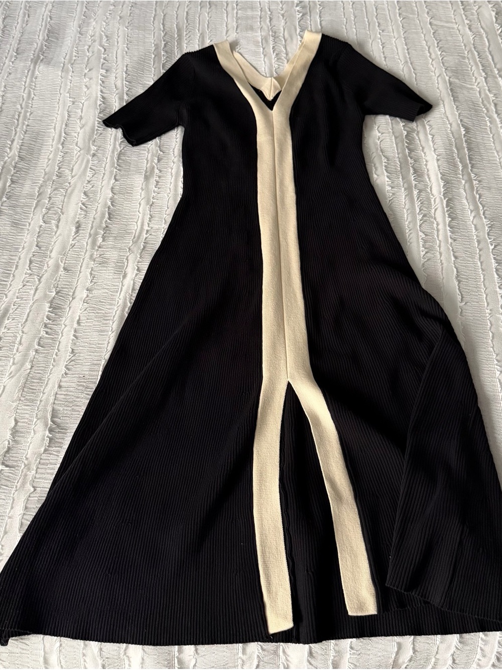 Two Tone Black and Cream V-Neck Knit Slit Midi Dress - Picture 4 of 6